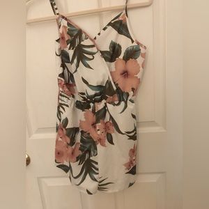 This is such a cute vaca  jump suit!!